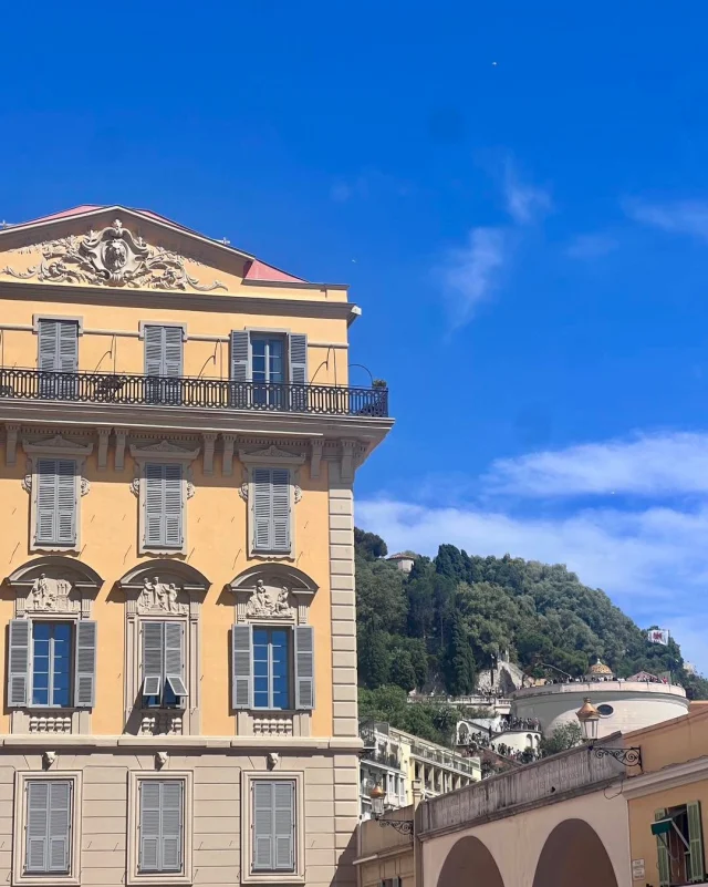 Découvrir Nice autrement… ✨

Immersion dans l’histoire fascinante du Vieux-Nice avec un guide historien passionnant.

Entre ruelles colorées, anecdotes surprenantes et secrets bien gardés, chaque pierre raconte une histoire.

Un véritable voyage dans le temps à travers le cœur du Vieux-Nice, jusqu’à la découverte de la mystérieuse Crypte archéologique de Nice,
Vestiges anciens, fortifications enfouies et mémoire de la ville se dévoilent sous nos pieds.

Une visite captivante, riche en culture et en émotions, qui nous fait voir Nice sous un tout autre regard .

Merci @jeanmarcgiaume pour ce beau moment !

#Nice #VieuxNice #CotedAzur #Histoire #Patrimoine #CrypteArchéologique #VisiteGuidée #Culture #Découverte #NissaLaBella