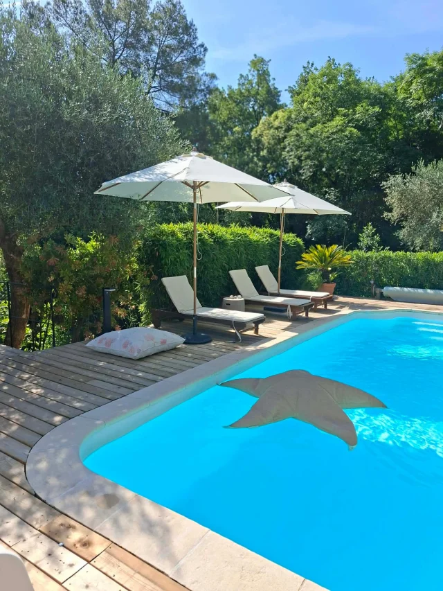 ✨ Et si cet été, vous choisissiez de vraiment déconnecter ?

Glissez pour découvrir pourquoi le Domaine Les Deux Roches va devenir votre refuge préféré sur la Côte d’Azur.

Le cadre 
Entre mer et montagne, à quelques minutes de Grasse, Nice et Cannes.
Ici, le temps ralentit. Le bruit du monde s’efface.
Il ne reste que vous.

Vos cottages de charme 
Pierre naturelle, ambiance balinaise, terrasse privative avec vue montagne…
Chaque cottage est une invitation à voyager sans bouger.

Votre bulle de bien-être 💦
Jacuzzi ou sauna privatif, rien que pour vous.
Pas de file d’attente. Pas de voisins.
Juste la détente, à votre rythme.

L’escapade parfaite pour un week-end romantique, une pause en famille avec ou un séjour entre amis (le domaine est entièrement privatisable !)

Prêt(e) à réserver ? 🗓️
Les disponibilités partent vite cet été.
👉 Réservez directement via le lien en bio ou appelez le +33 6 82 84 34 43

𝗱𝗼𝗺𝗮𝗶𝗻𝗲𝗹𝗲𝘀𝗱𝗲𝘂𝘅𝗿𝗼𝗰𝗵𝗲𝘀.𝗳𝗿

#côtedazur