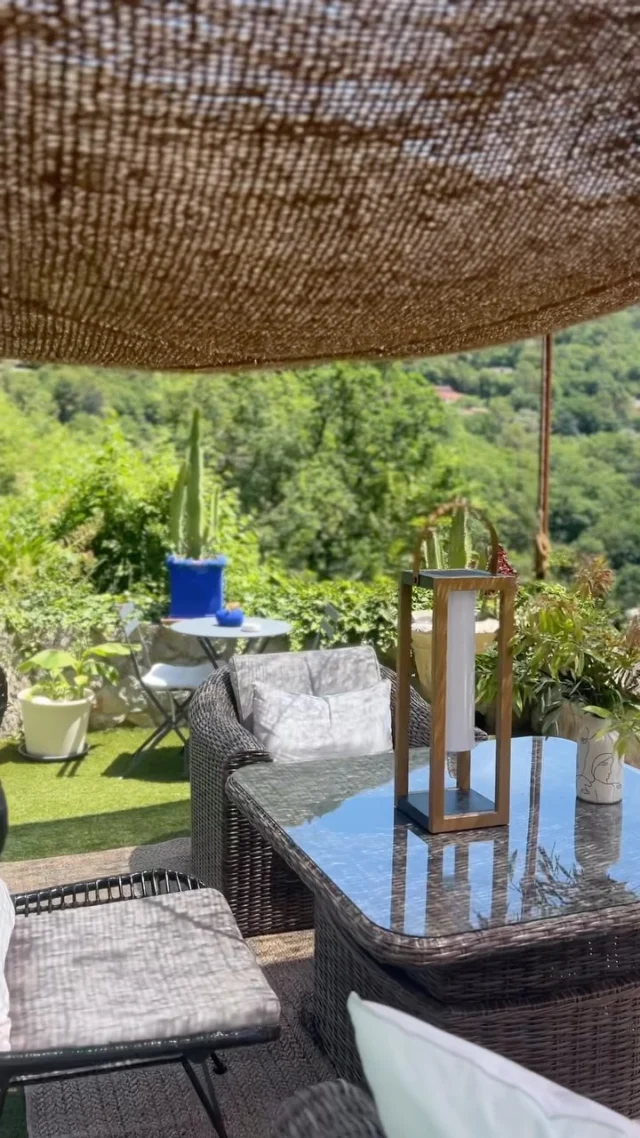 Certains lieux ne se racontent pas, ils se découvrent.

À l’abri de l’agitation, entre mer et montagne, se cache un cocon où la nature est partout présente.

- un jacuzzi pour savourer l’instant
- une piscine partagée pour se rafraîchir sous le soleil
- une rivière qui murmure au pied de la propriété.

Et puis, il y a cette particularité qui ne laisse personne indifférent.

Une douche et un salon creusés dans la roche, offrant une atmosphère unique et hors du commun.

Un lieu paisible, insolite et authentique, que nos voyageurs adorent autant pour son calme que pour son caractère.

Un petit secret bien gardé au cœur de l’arrière-pays azuréen…

📍Saurez-vous deviner où se cache ce havre de paix ?